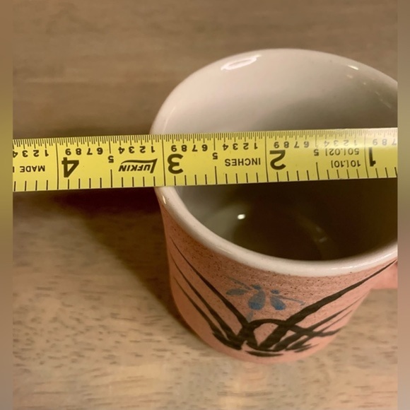 Pink‎ stoneware mug with a flower on it. - Picture 6 of 6